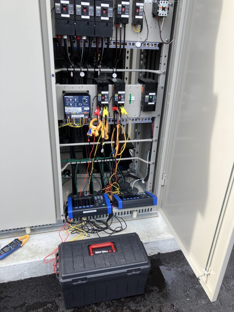 太陽光発電設備の負荷遮断試験を実施している様子